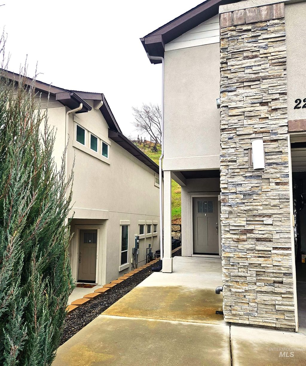 Photo of 2240 W Terrace Ln, Boise, ID 83702 (MLS # 98978158)