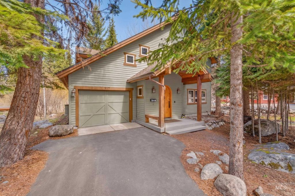 Photo of 917 Camas Pl, McCall, ID 83638 (MLS # 98983617)
