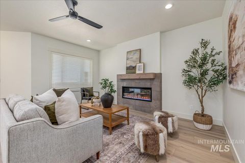 Photo of 475 E Chevy Dr, Boise, ID 83716 (MLS # 98988776)