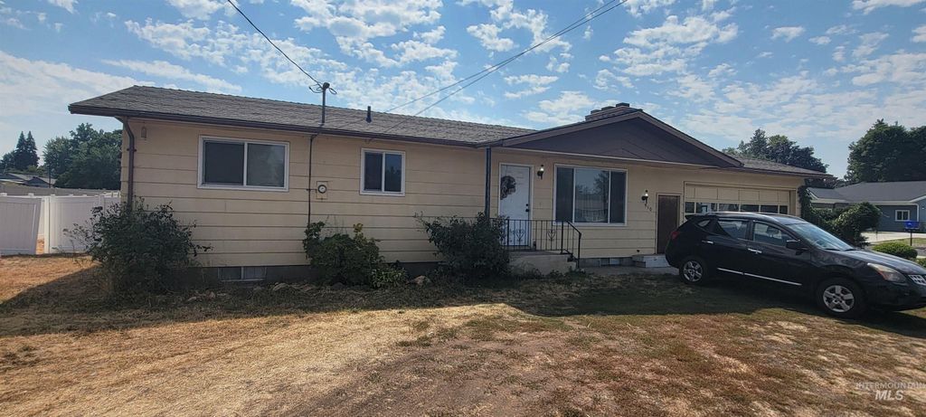 Photo of 910 Bryden Ave, Lewiston, ID 83501 (MLS # 98960229)