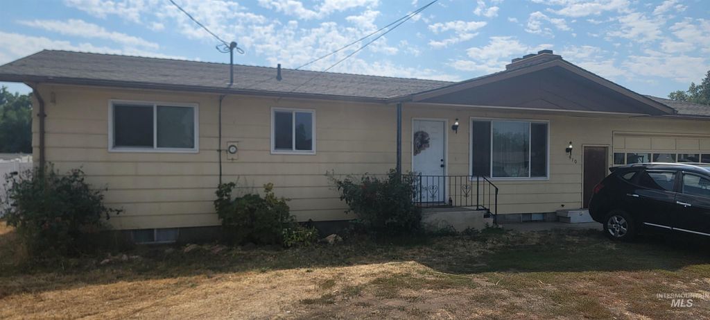 Photo of 910 Bryden Ave, Lewiston, ID 83501 (MLS # 98960229)