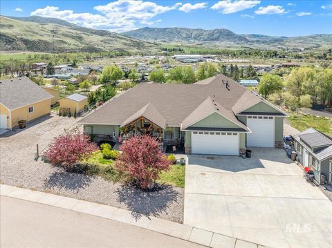 Photo of 120 S. Riverside Dr, Horseshoe Bend, ID 83629 (MLS # 98945208)