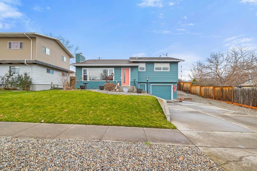 Photo of 916 29th St, Lewiston, ID 83501 (MLS # 98975279)