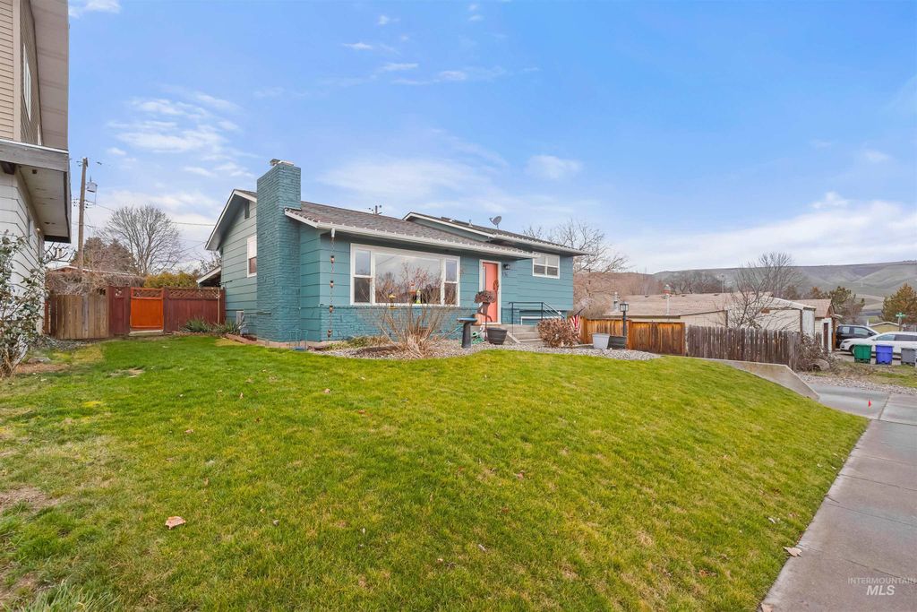 Photo of 916 29th St, Lewiston, ID 83501 (MLS # 98975279)