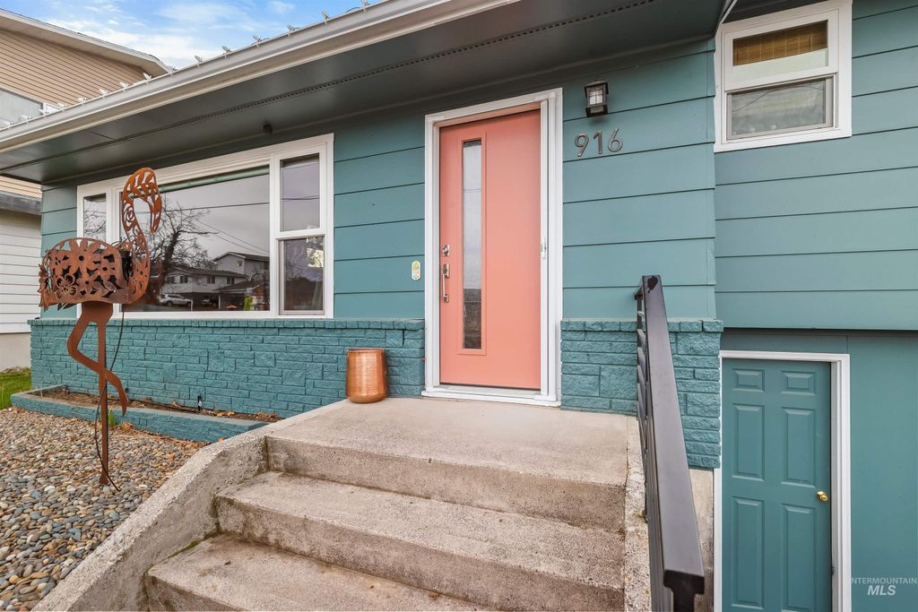 Photo of 916 29th St, Lewiston, ID 83501 (MLS # 98975279)