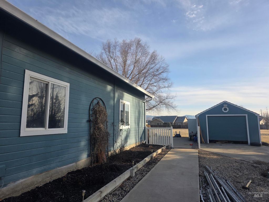 Photo of 4864 N Larkwood Pl, Meridian, ID 83646 (MLS # 98972770)