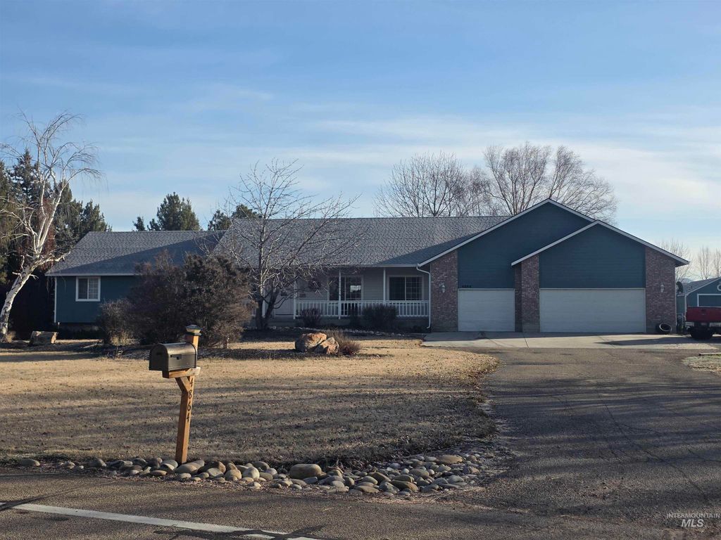 Photo of 4864 N Larkwood Pl, Meridian, ID 83646 (MLS # 98972770)