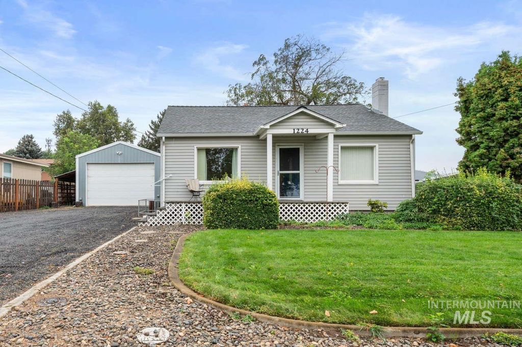 Photo of 1224 Burrell Ave, Lewiston, ID 83501 (MLS # 98959948)