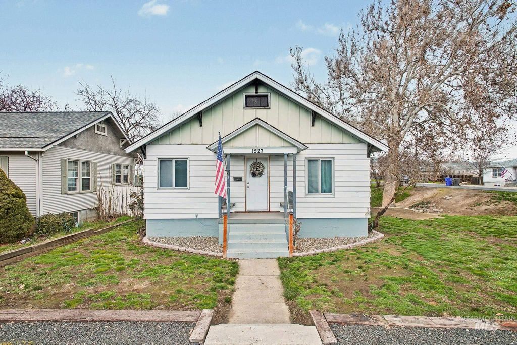 Photo of 1527 11th Avenue, Lewiston, ID 83501 (MLS # 98984076)