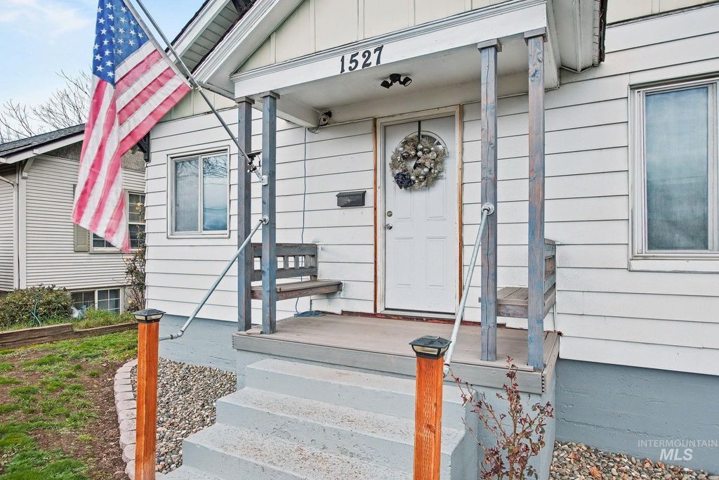Photo of 1527 11th Avenue, Lewiston, ID 83501 (MLS # 98984076)