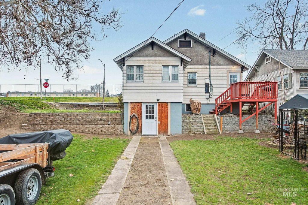 Photo of 1527 11th Avenue, Lewiston, ID 83501 (MLS # 98984076)