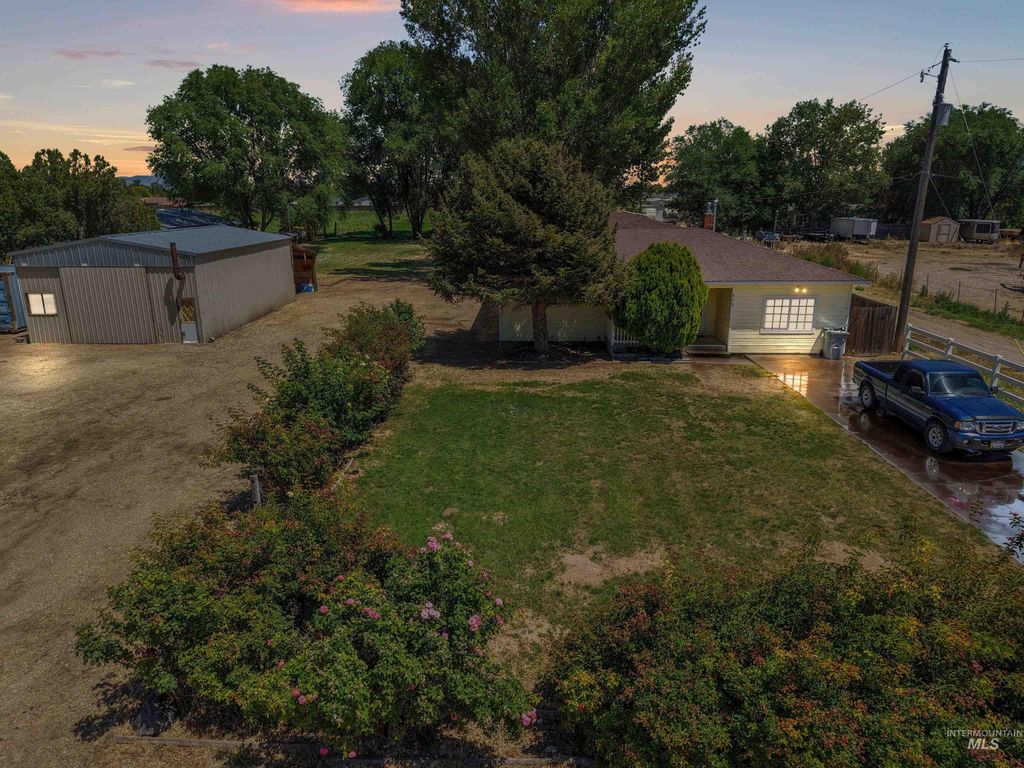 Photo of 908 N Middleton Rd, Nampa, ID 83651 (MLS # 98992663)