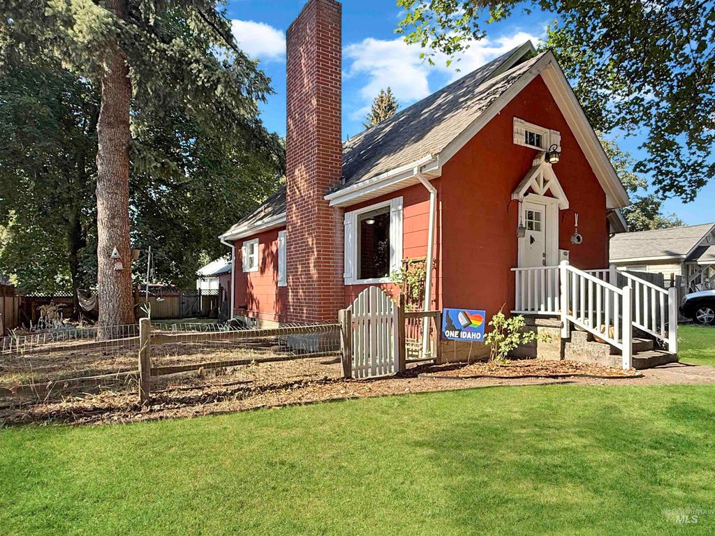 Photo of 1125 S Logan St, Moscow, ID 83843 (MLS # 98962605)