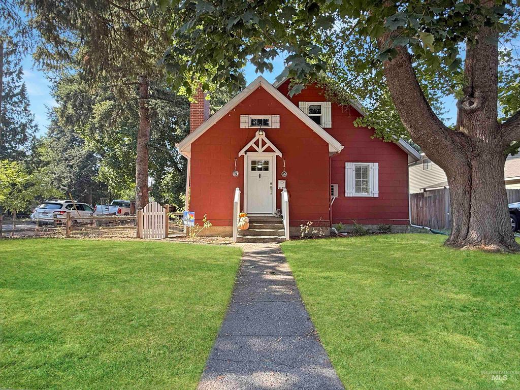Photo of 1125 S Logan St, Moscow, ID 83843 (MLS # 98962605)