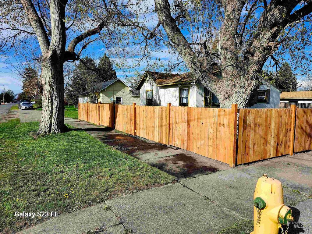 Photo of 890 Valley Ave, Baker City, OR 97814 (MLS # 98980268)