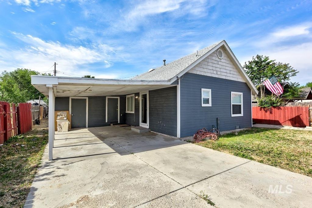 Photo of 2212 Willow St, Caldwell, ID 83605 (MLS # 98989139)