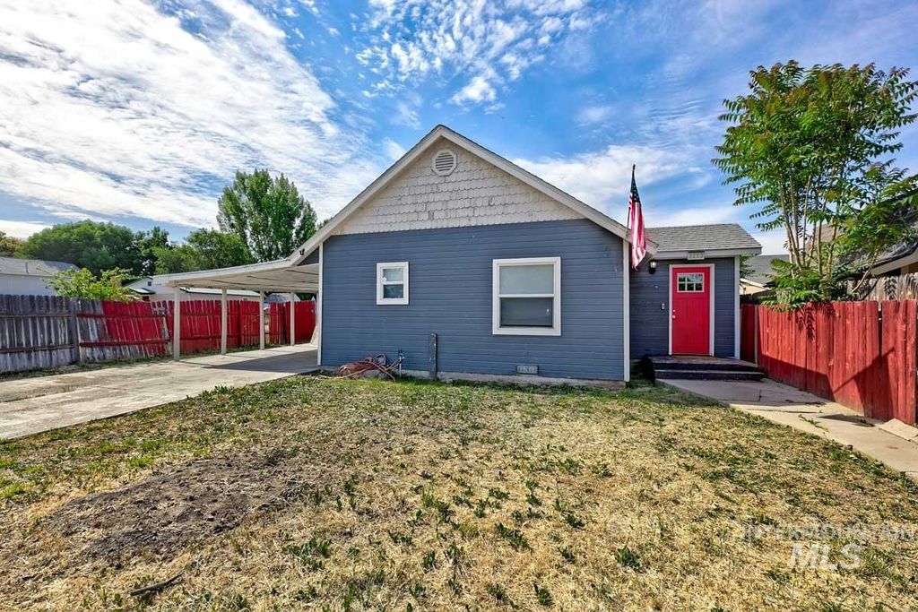 Photo of 2212 Willow St, Caldwell, ID 83605 (MLS # 98989139)