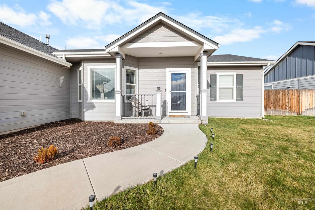 Photo of 1110 SW Sw Bonnie St, Mountain Home, ID 83647 (MLS # 98970872)