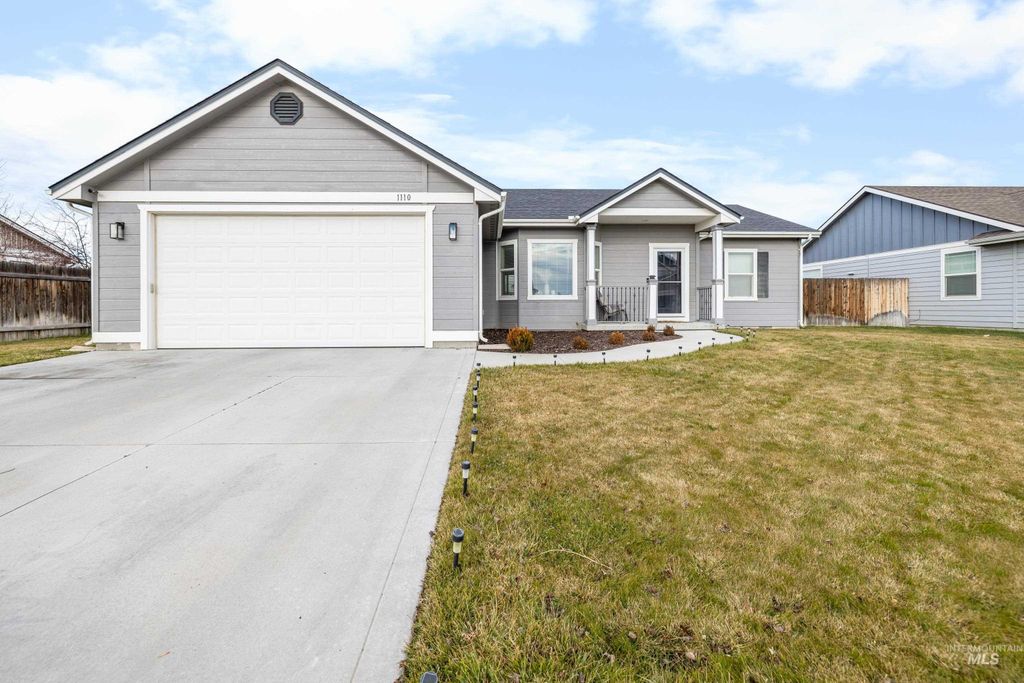 Photo of 1110 SW Sw Bonnie St, Mountain Home, ID 83647 (MLS # 98970872)