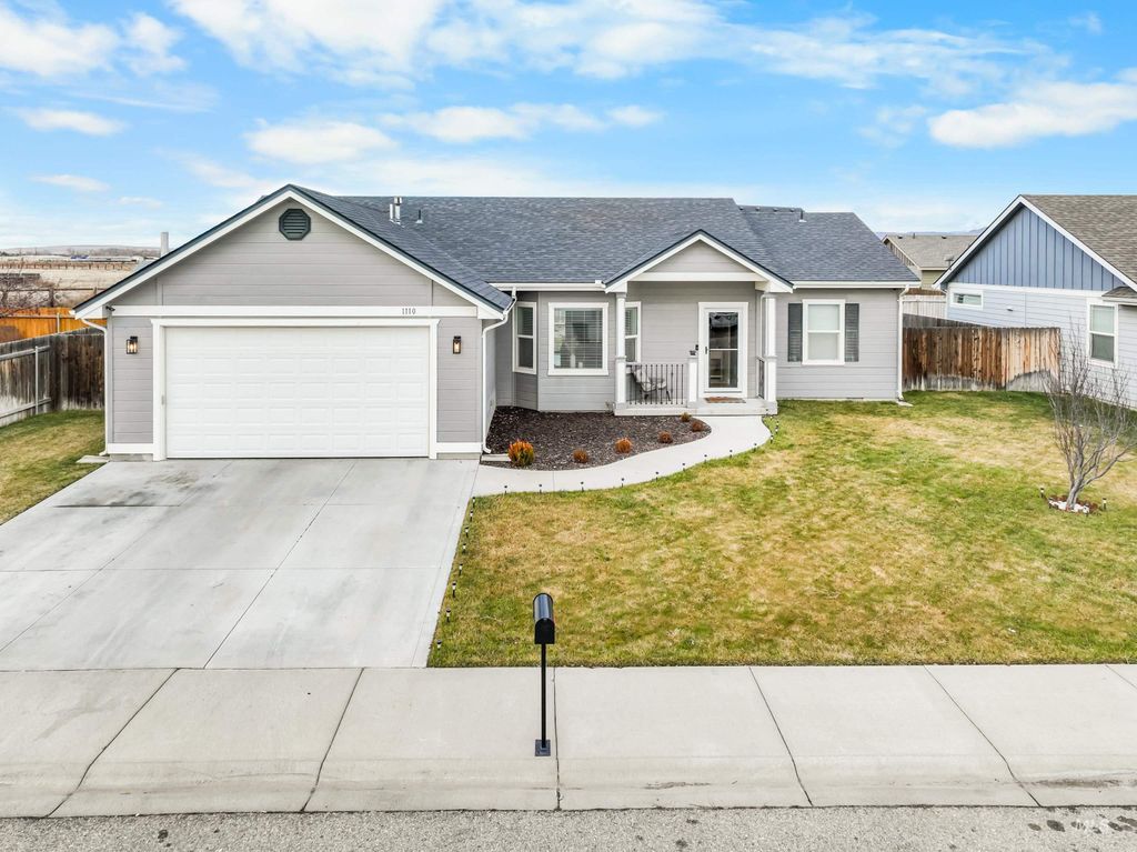 Photo of 1110 SW Sw Bonnie St, Mountain Home, ID 83647 (MLS # 98970872)