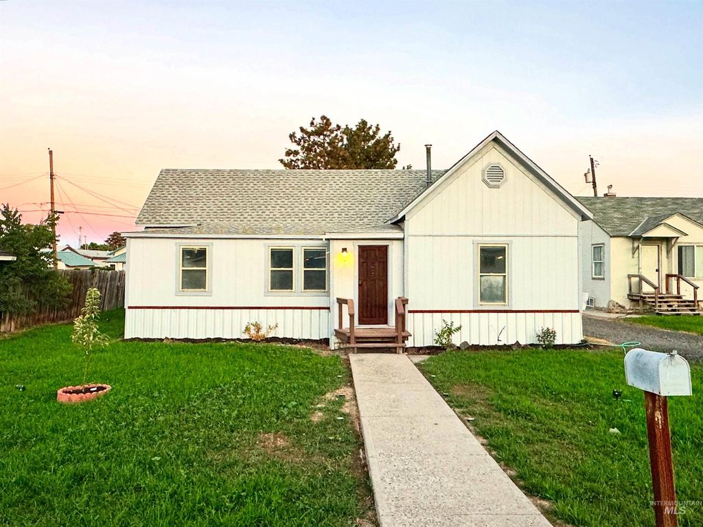 Photo of 225 Oregon St, Gooding, ID 83330 (MLS # 98963891)