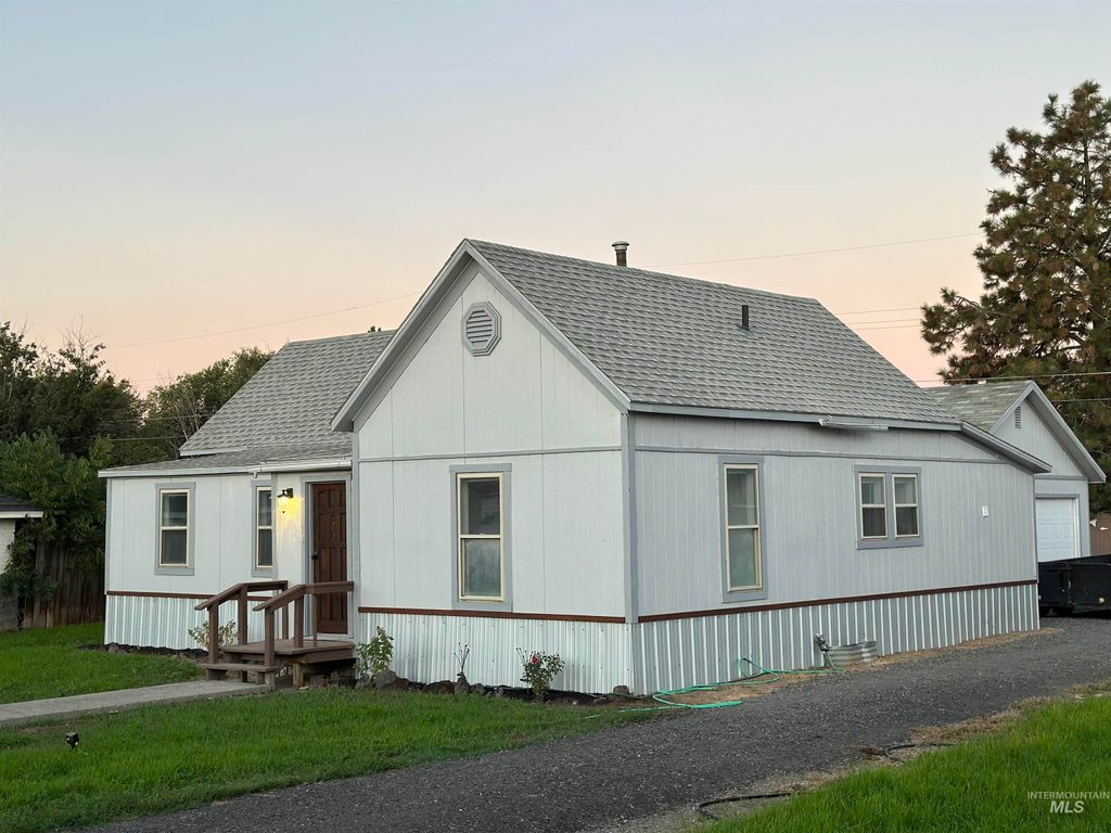 Photo of 225 Oregon St, Gooding, ID 83330 (MLS # 98963891)