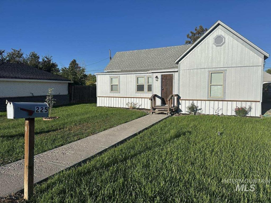 Photo of 225 Oregon St, Gooding, ID 83330 (MLS # 98963891)