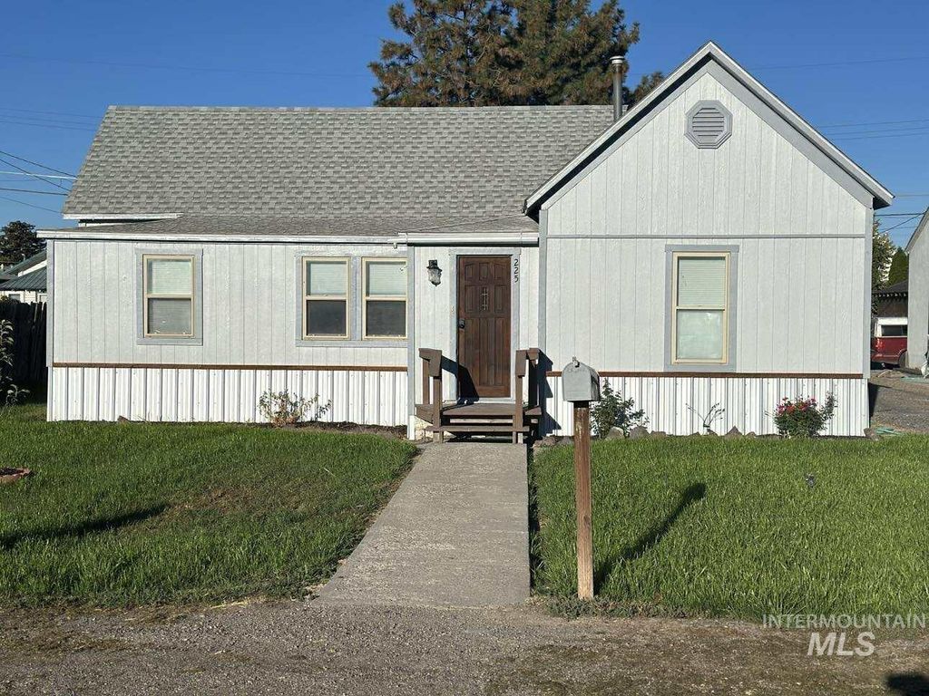 Photo of 225 Oregon St, Gooding, ID 83330 (MLS # 98963891)