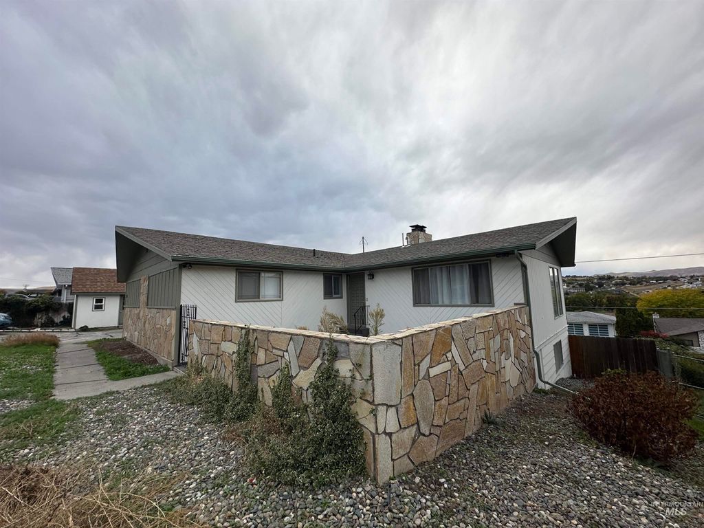 Photo of 2924 Meadowlark Drive, Lewiston, ID 83501 (MLS # 98968974)