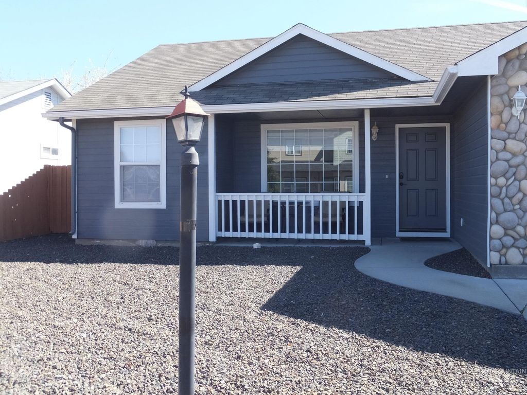 Photo of 922 S Cherokee Ave, Emmett, ID 83617 (MLS # 98980935)