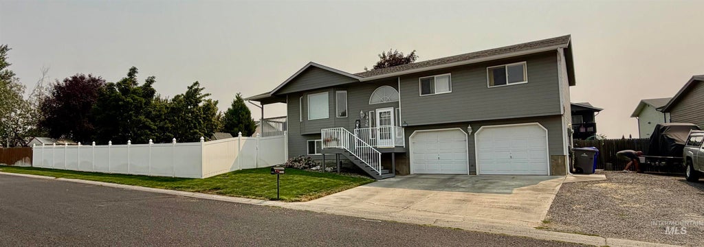 Photo of 1936 Birch Ave, Lewiston, ID 83501 (MLS # 98997021)