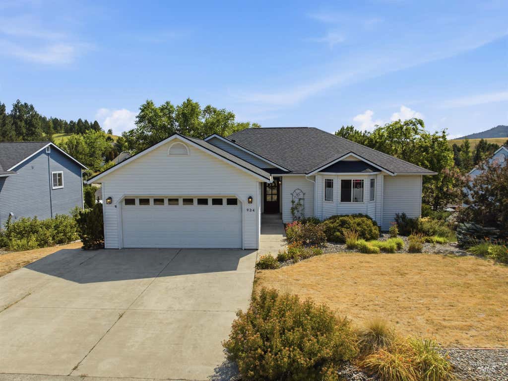Photo of 934 Shoshone St, Moscow, ID 83843 (MLS # 98996630)