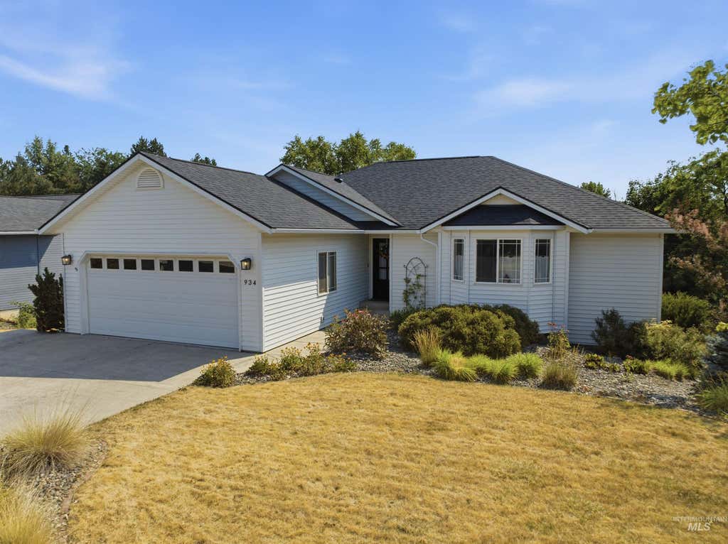 Photo of 934 Shoshone St, Moscow, ID 83843 (MLS # 98996630)