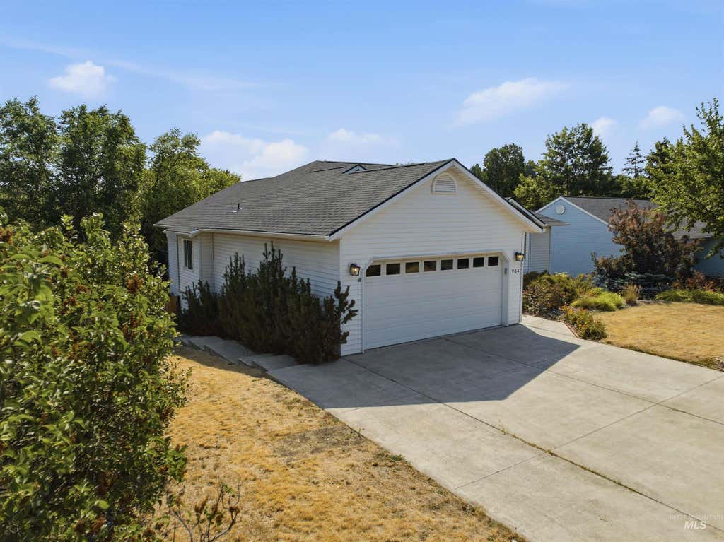 Photo of 934 Shoshone St, Moscow, ID 83843 (MLS # 98996630)
