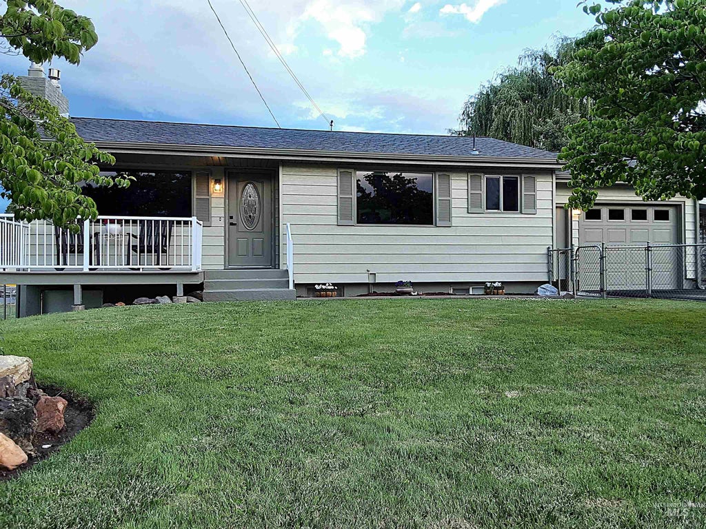Photo of 1423 Grelle Ave, Lewiston, ID 83501 (MLS # 98989748)