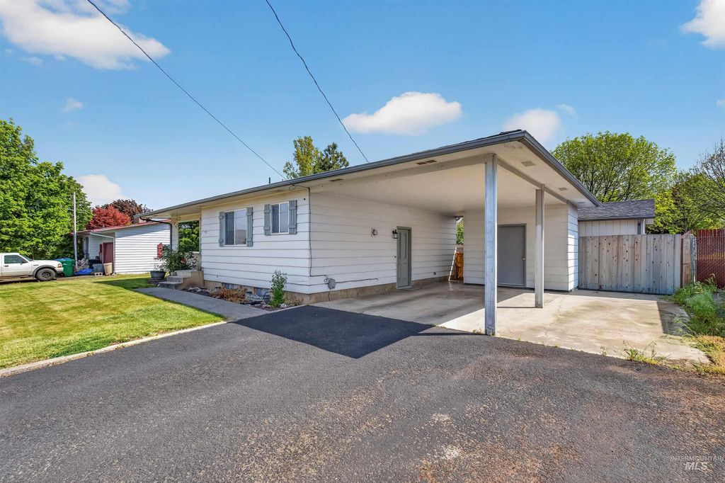 Photo of 3215 8th St. E, Lewiston, ID 83501 (MLS # 98984816)