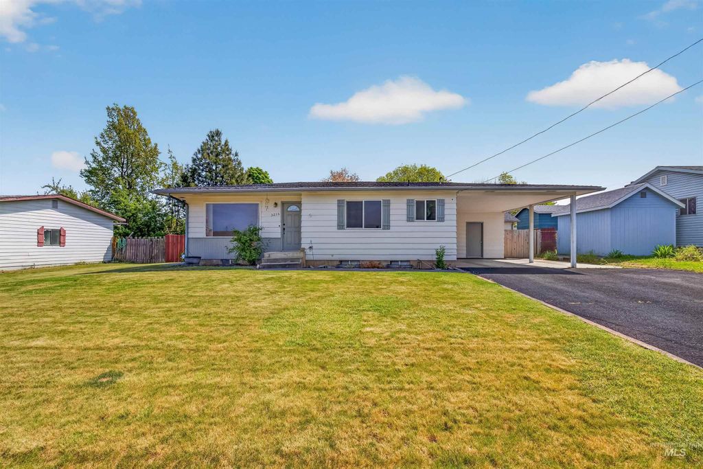 Photo of 3215 8th St. E, Lewiston, ID 83501 (MLS # 98984816)