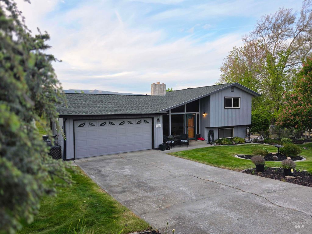 Photo of 1206 21st Ave, Clarkston, WA 99403 (MLS # 98984706)