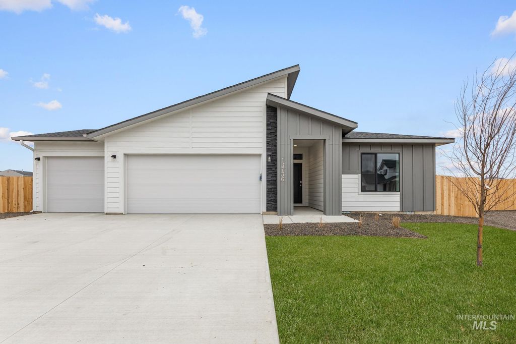 Photo of 951 NE Trailridge St, Mountain Home, ID 83647 (MLS # 98974758)