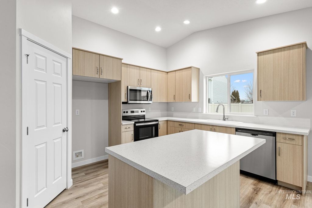 Photo of 951 NE Trailridge St, Mountain Home, ID 83647 (MLS # 98974758)