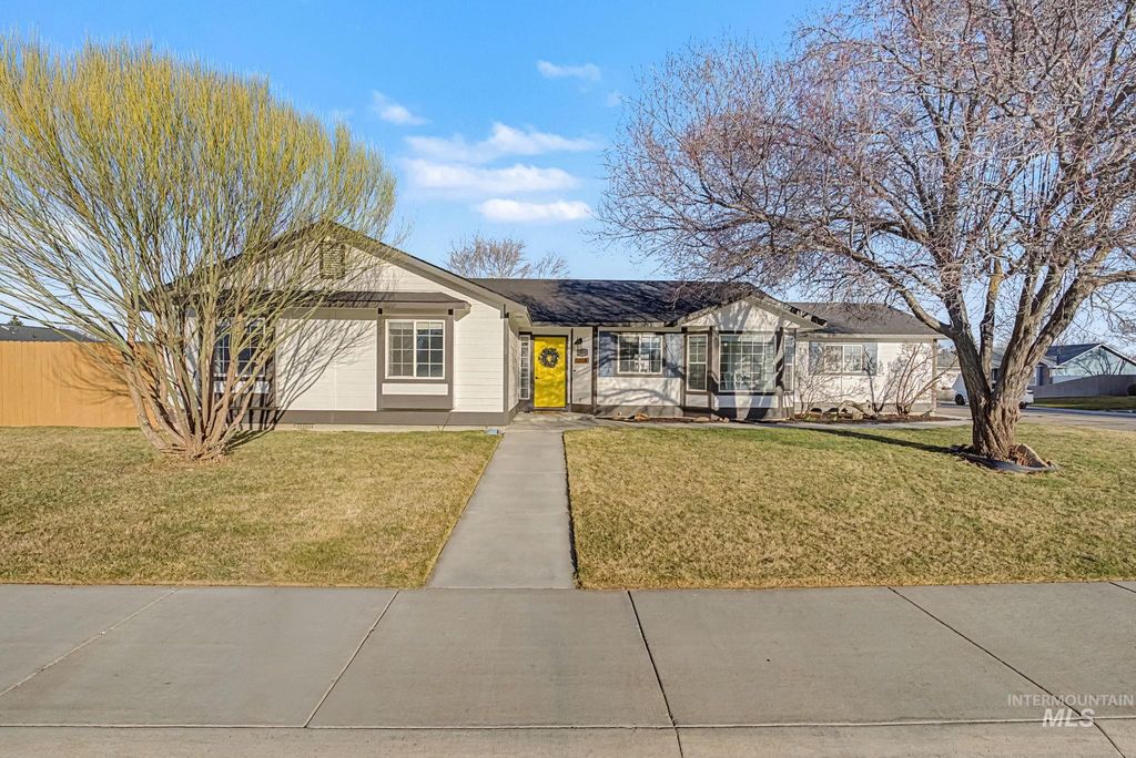 Photo of 1824 N Swainson Ave, Meridian, ID 83646 (MLS # 98977386)