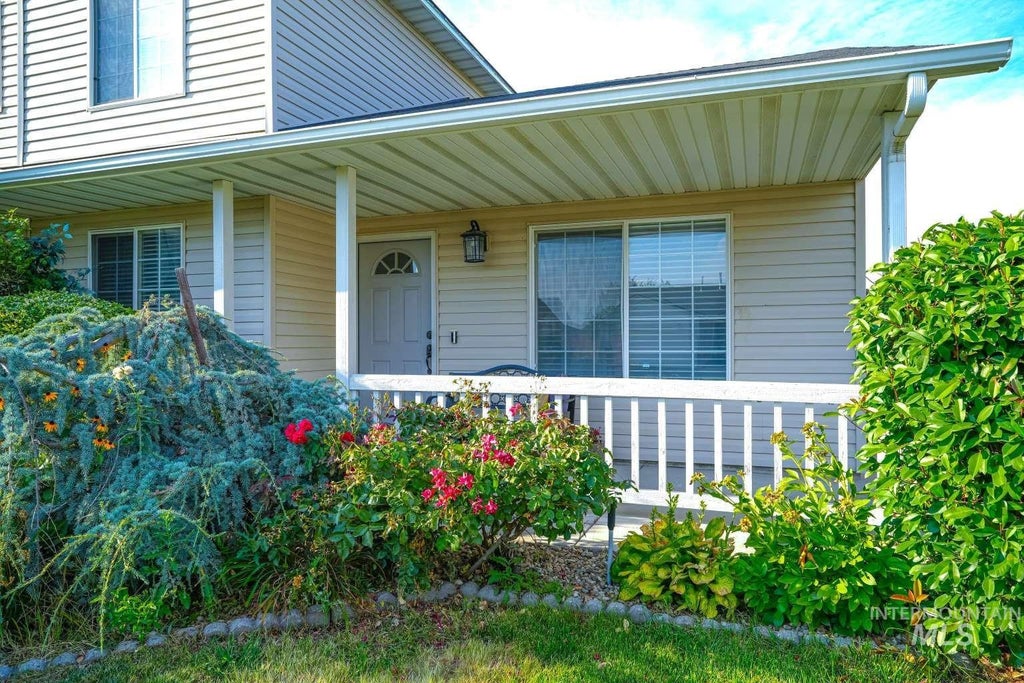 Photo of 972 W Broadway Ave, Meridian, ID 83642 (MLS # 98999979)