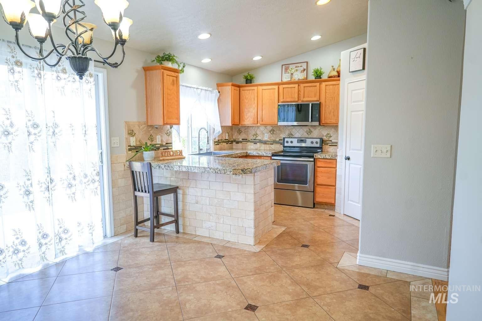 942 W Broadway Ave