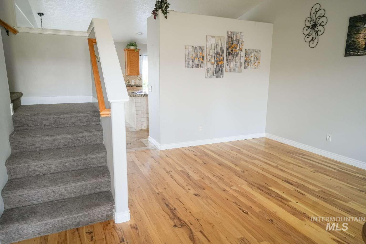 942 W Broadway Ave