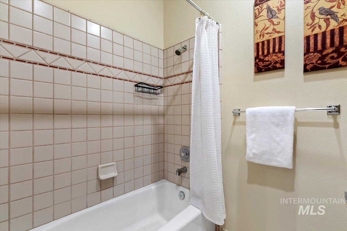 Bathroom with shower / bathtub combination with curtain