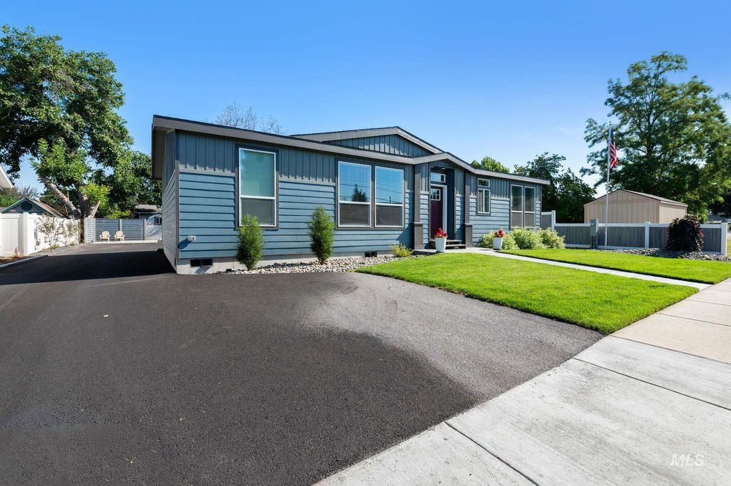 Photo of 837 Burrell Ave, Lewiston, ID 83501 (MLS # 98956418)