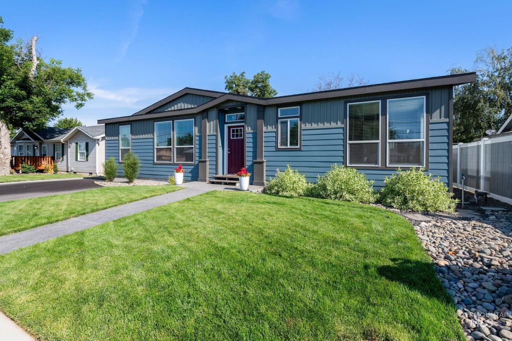 Photo of 837 Burrell Ave, Lewiston, ID 83501 (MLS # 98956418)