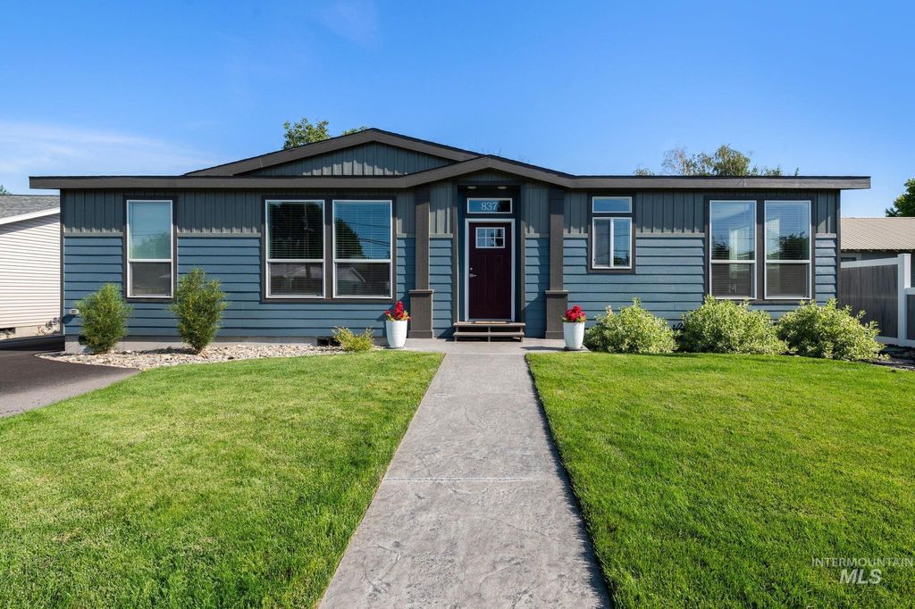 Photo of 837 Burrell Ave, Lewiston, ID 83501 (MLS # 98956418)