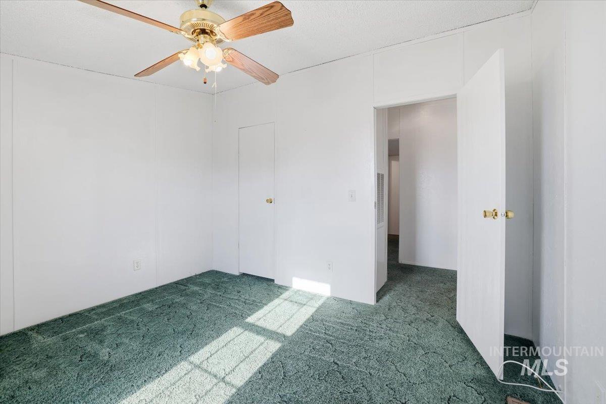 Unfurnished bedroom with carpet flooring and ceiling fan