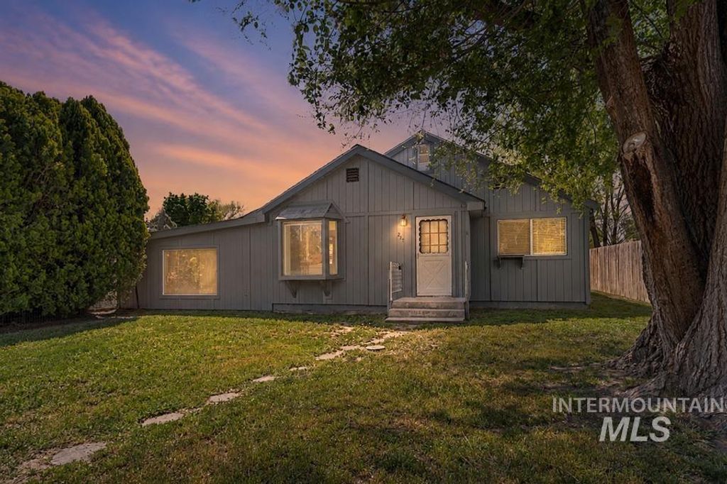 Photo of 215 W Arizona Ave, Homedale, ID 83628 (MLS # 98984659)